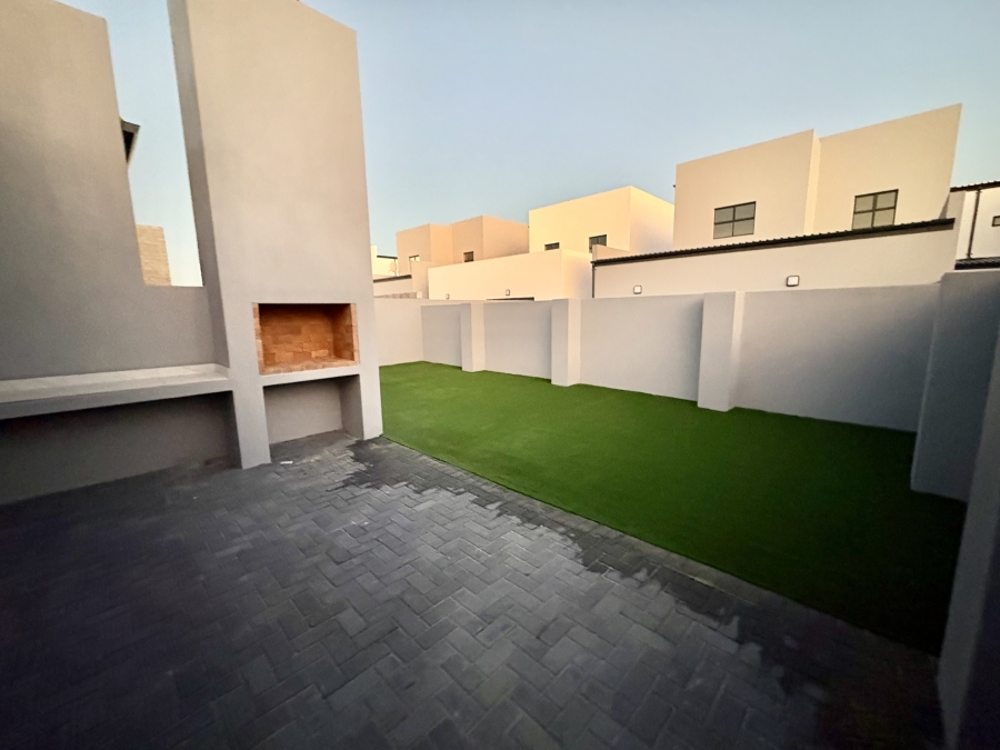 To Let 4 Bedroom Property for Rent in Sandown Western Cape